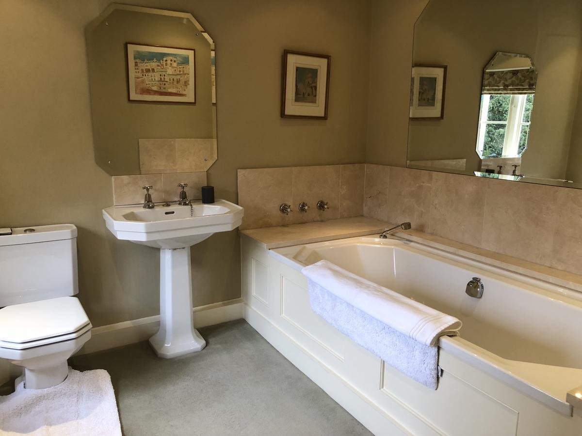 Aylworth Manor Bed & Breakfast Naunton Bagian luar foto